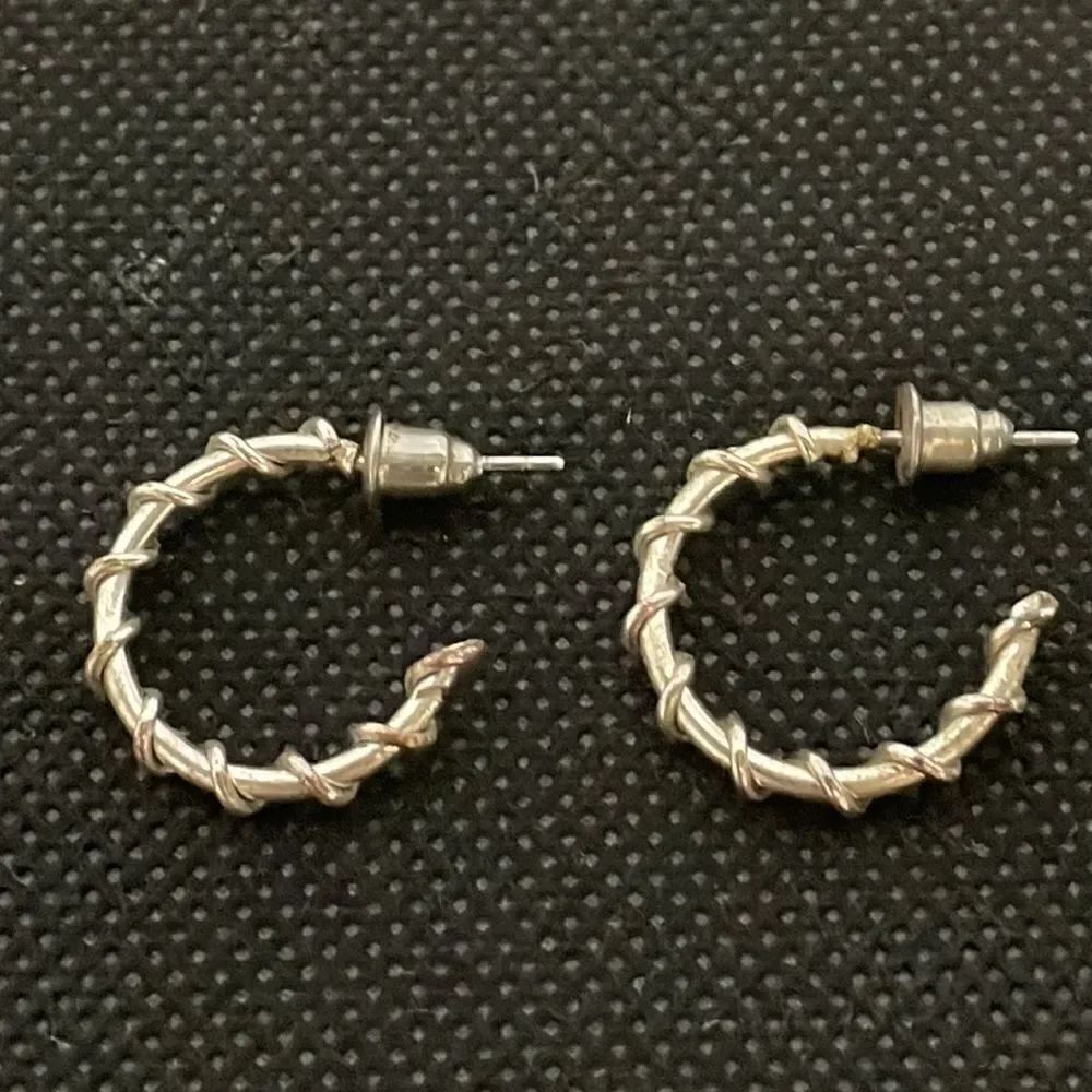 Small hoop earrings - Picture 1 of 3